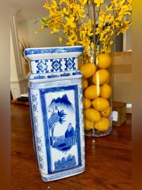 Vintage Chinoiserie Blue White Tall Vase Original Bombay Co Tag MINT Qianlong